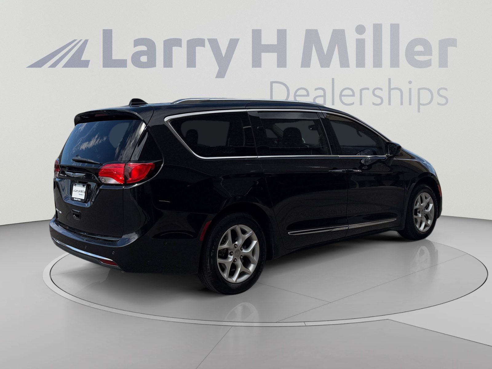 Used 2018 Chrysler Pacifica Touring-L w/ Advanced Safetytec Group FWD image 5