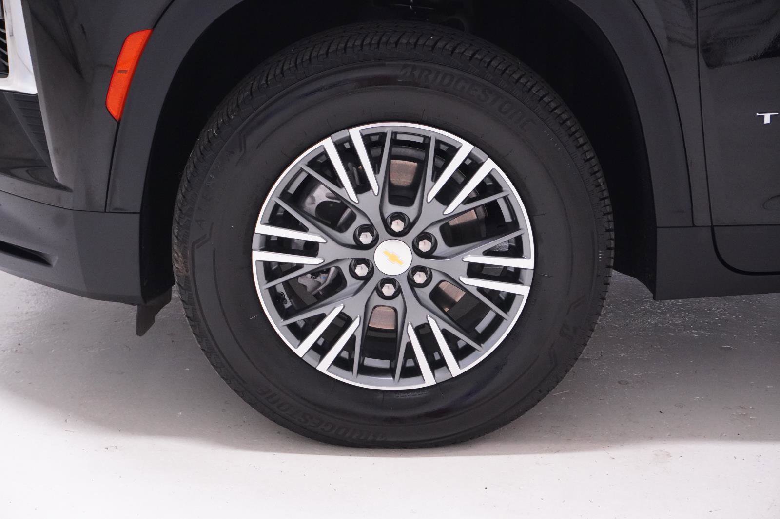 Used 2025 Chevrolet Traverse LT w/ Driver Confidence Package image 12