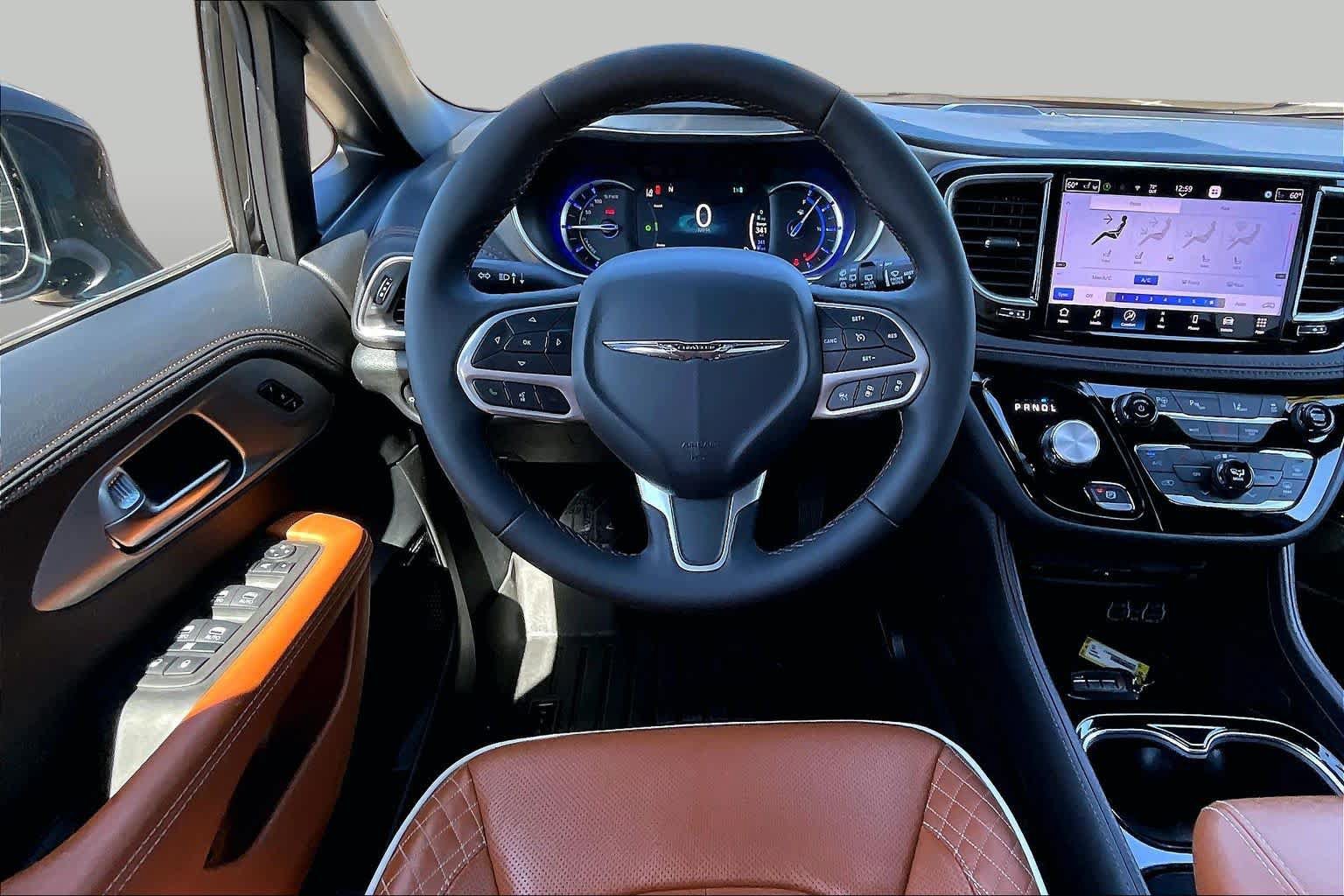 Used 2025 Chrysler Pacifica Pinnacle FWD image 5