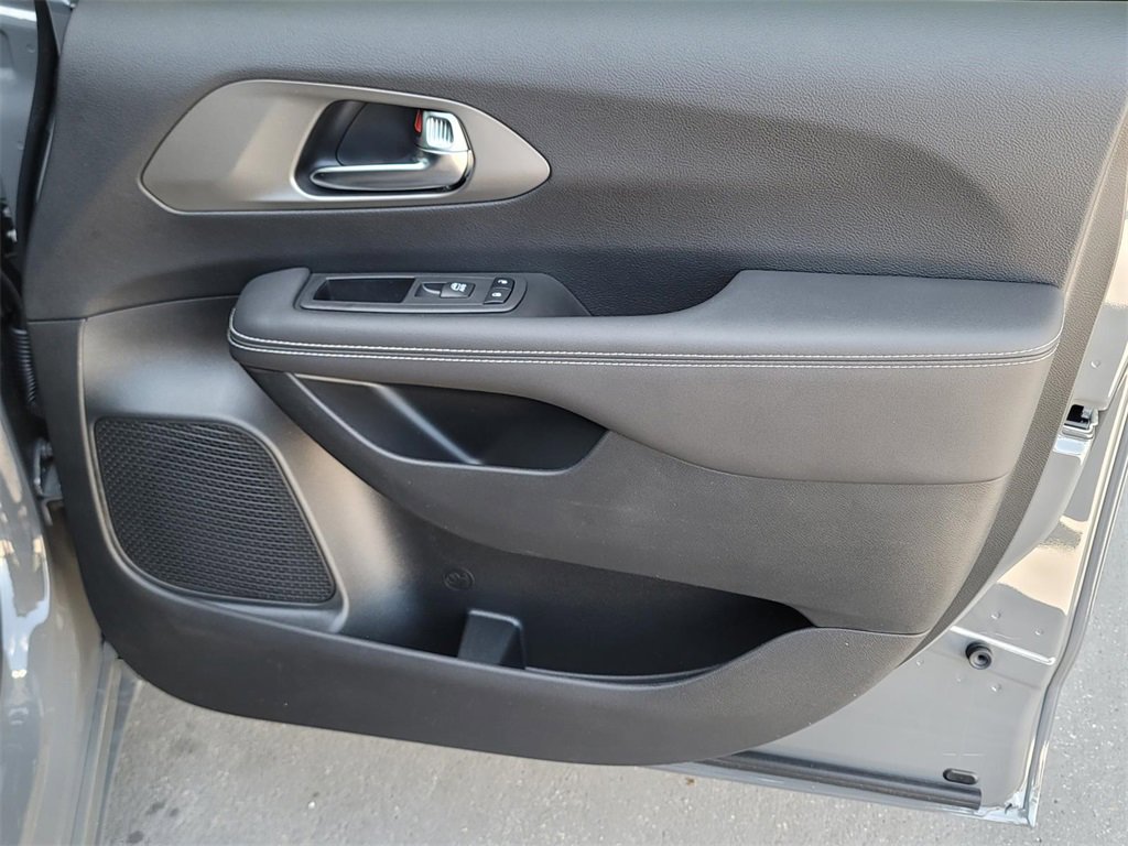 New 2025 Chrysler Pacifica Select image 38