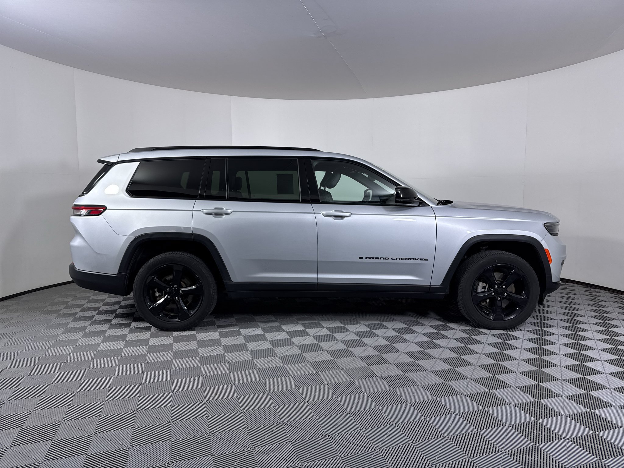 Used 2023 Jeep Grand Cherokee L Laredo AWD/4WD image 15