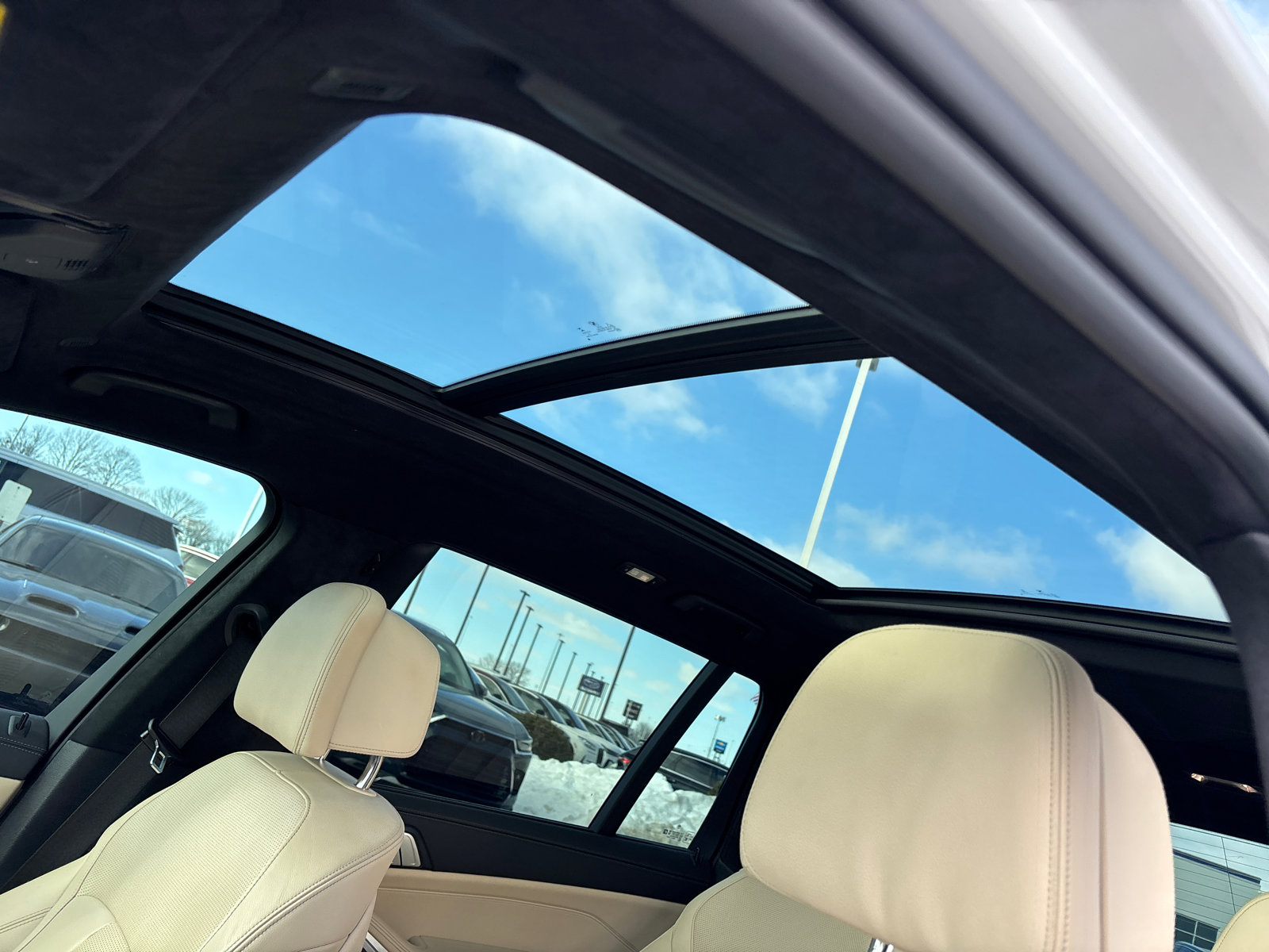 Used 2022 BMW X7 M50i w/ Cold Weather Package image 25