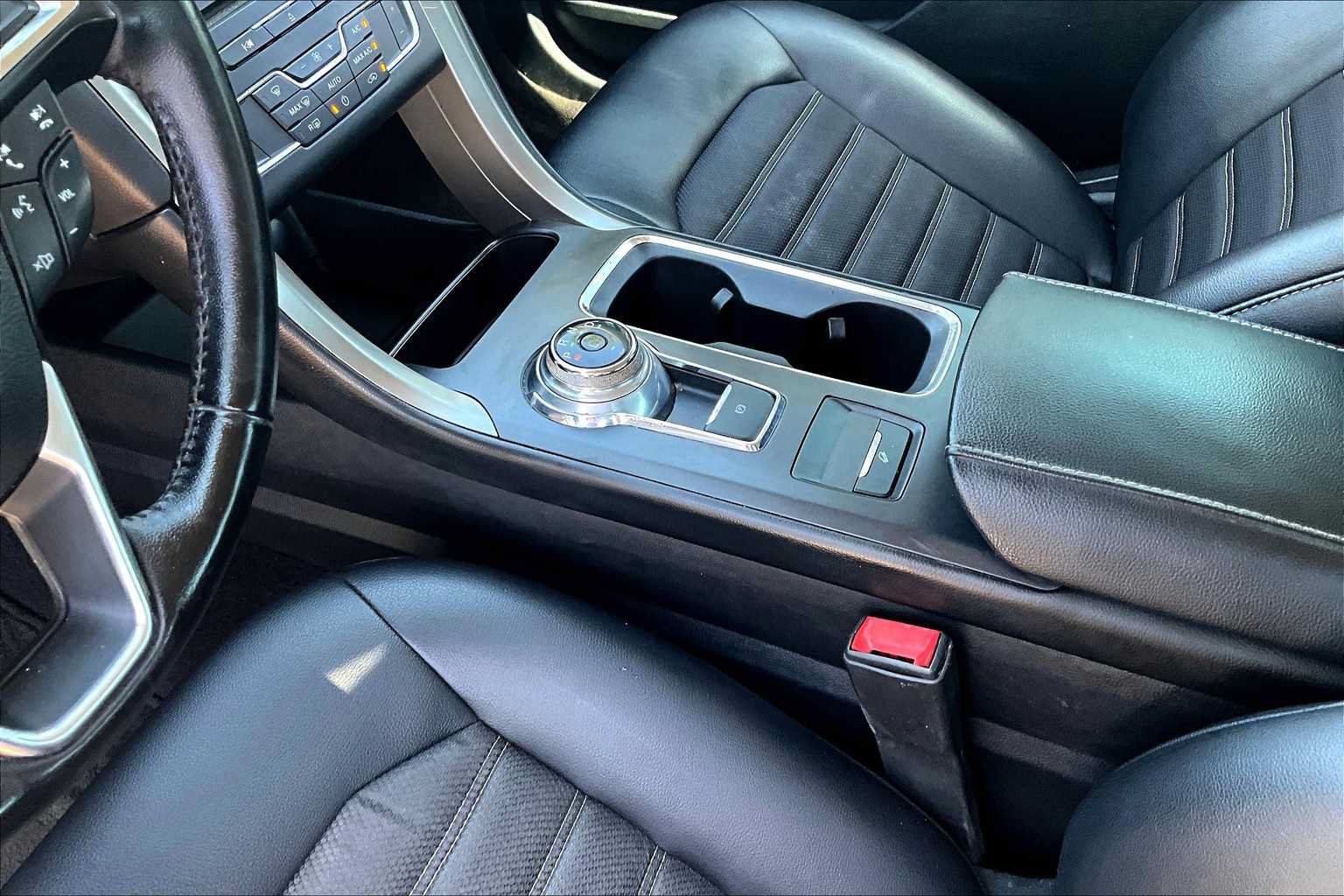 Used 2017 Ford Fusion SE w/ Equipment Group 201A FWD image 17