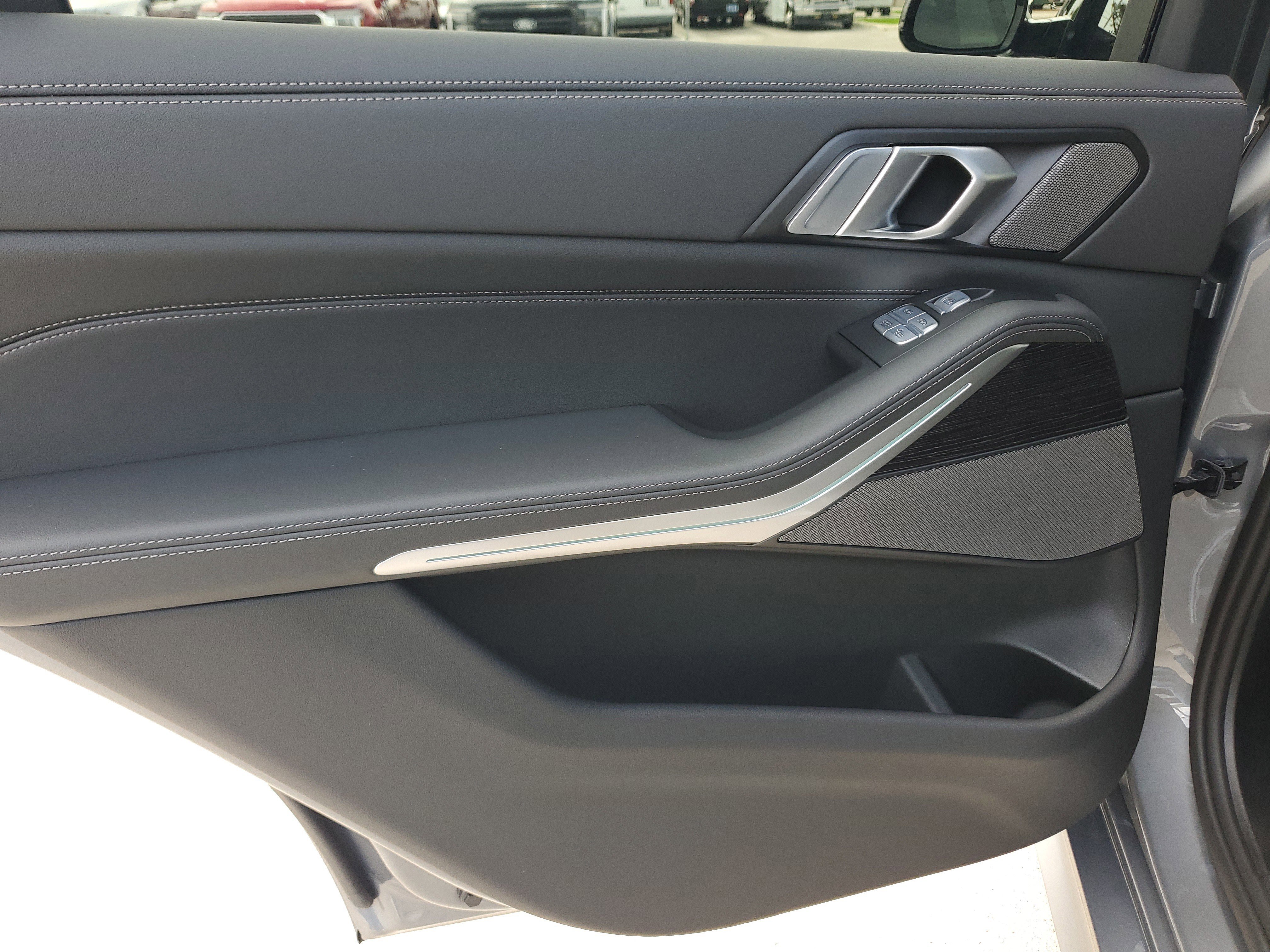 Used 2025 BMW X7 M60i w/ Executive Package image 30