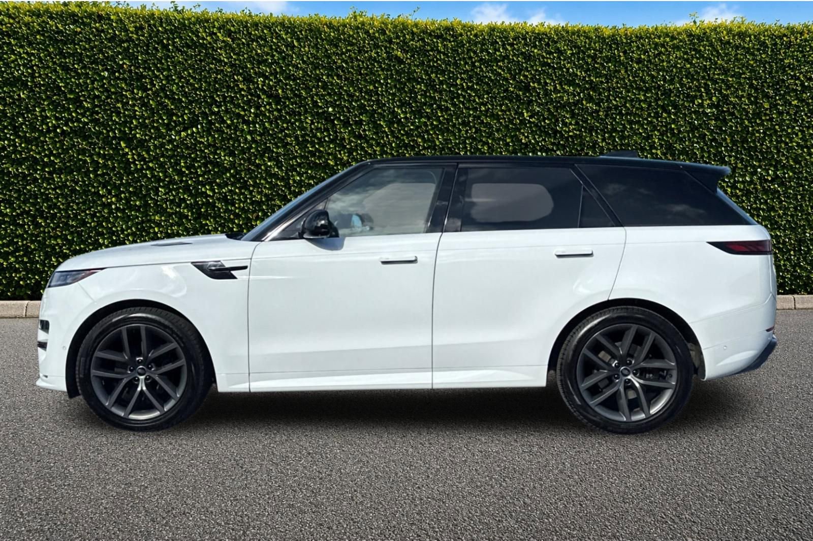 Used 2024 Land Rover Range Rover Sport Dynamic SE AWD/4WD image 3