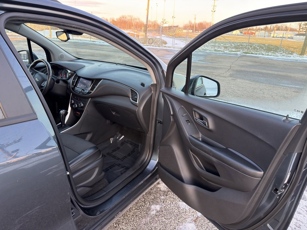 Used 2021 Chevrolet Trax LT w/ LT Convenience Package image 16