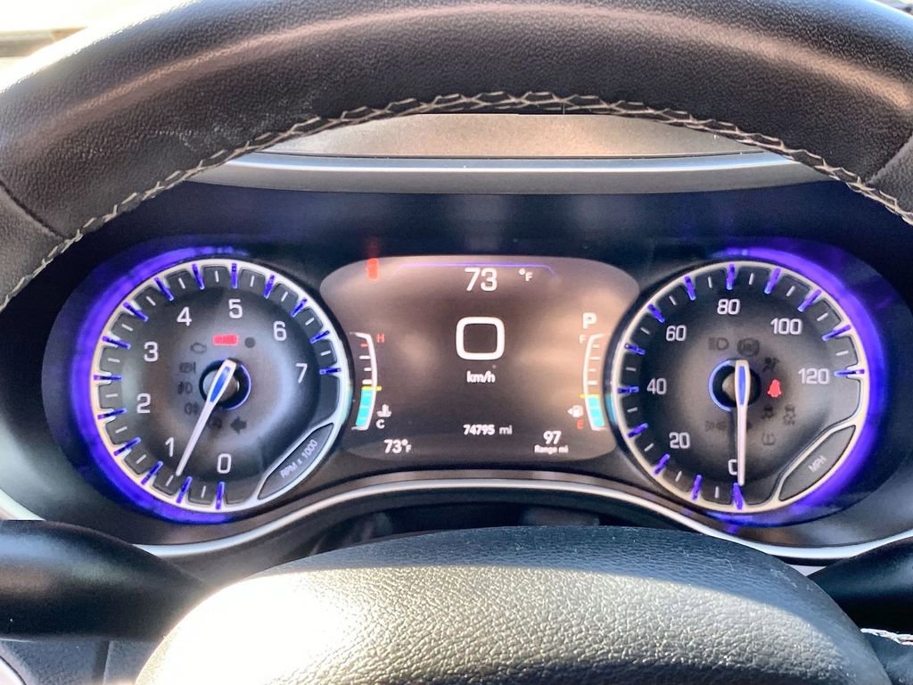 Used 2023 Chrysler Pacifica Touring-L FWD image 11