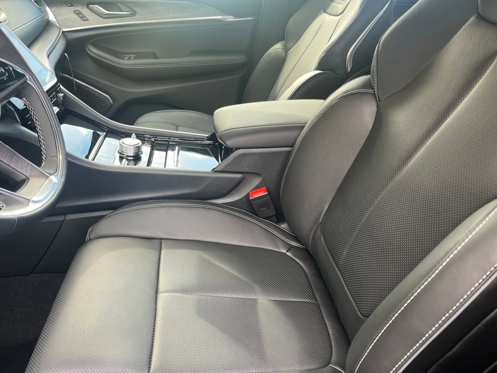 New 2025 Jeep Grand Cherokee L Overland w/ Luxury Tech Group IV image 17