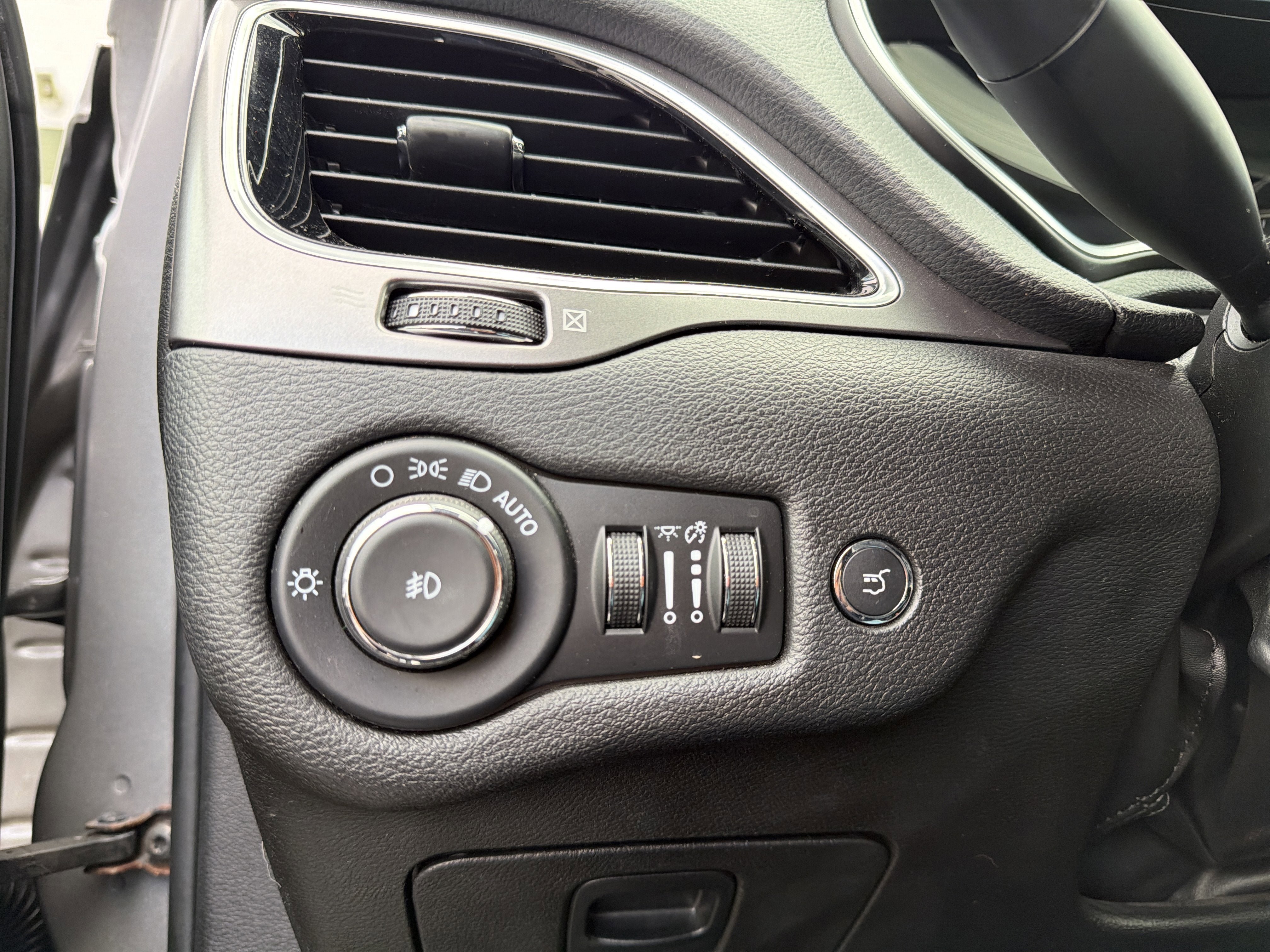 Used 2021 Jeep Cherokee Limited AWD/4WD image 16