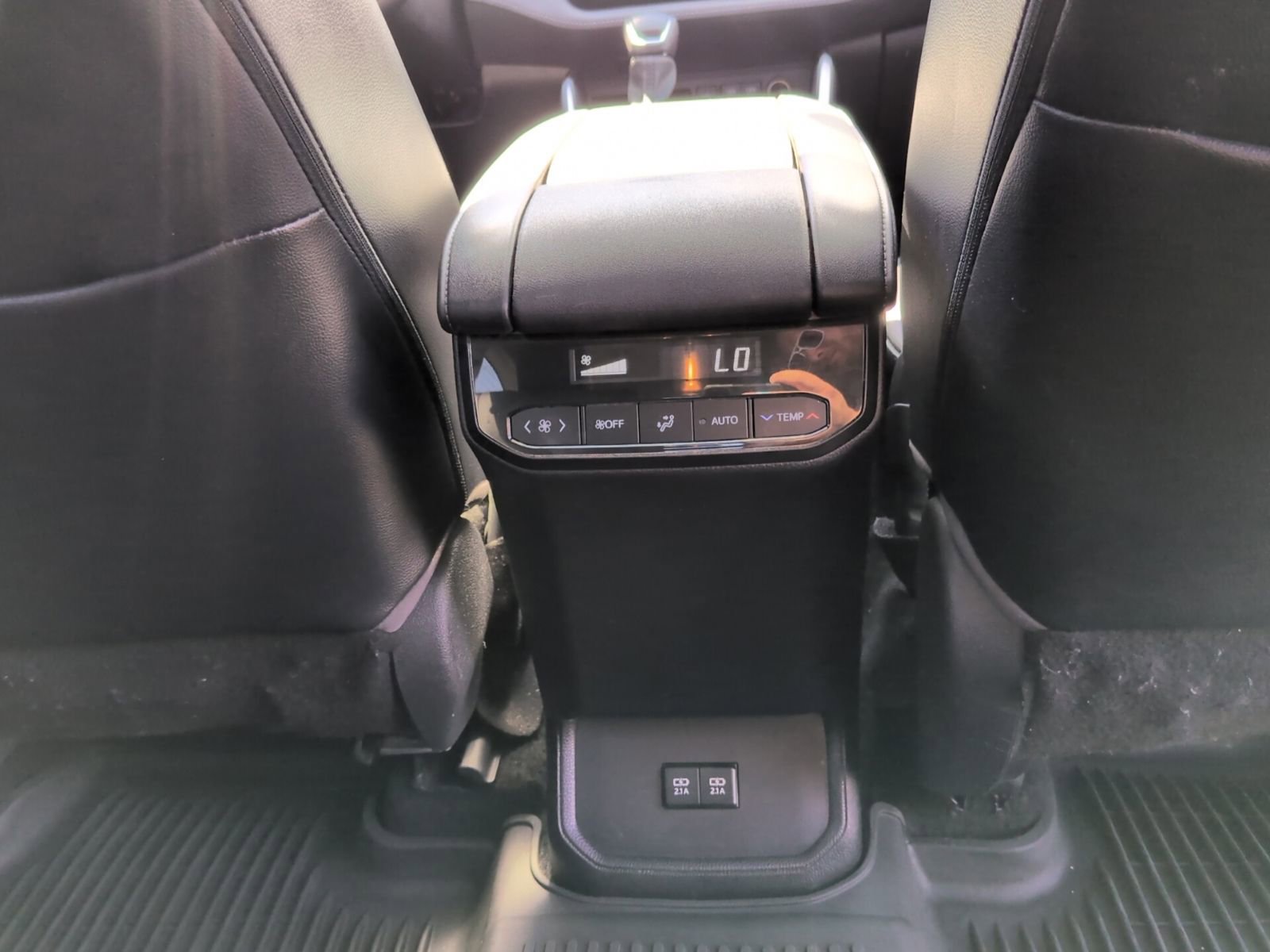 Used 2021 Toyota Highlander XLE AWD/4WD image 14