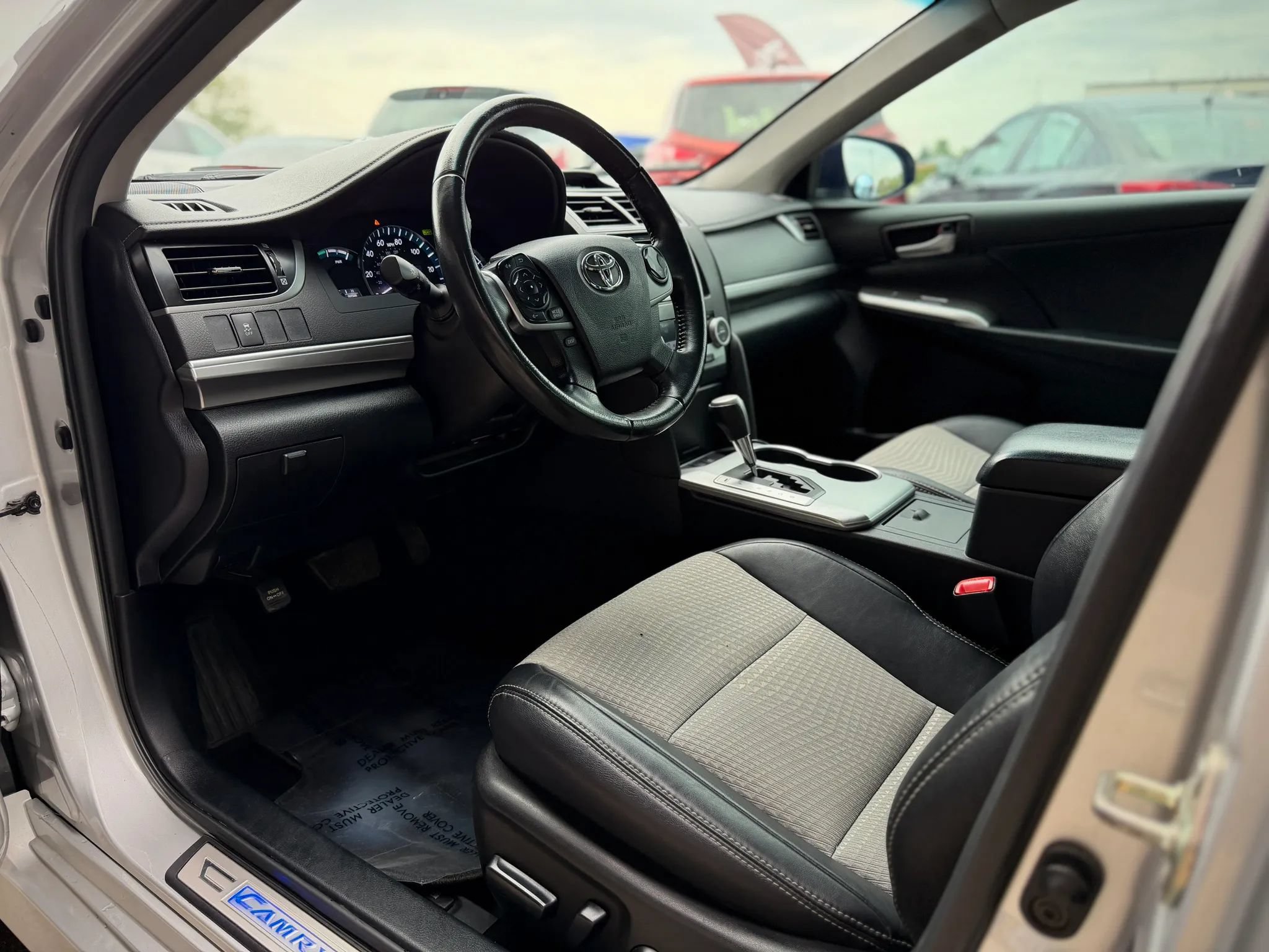 Used 2014 Toyota Camry SE FWD image 6