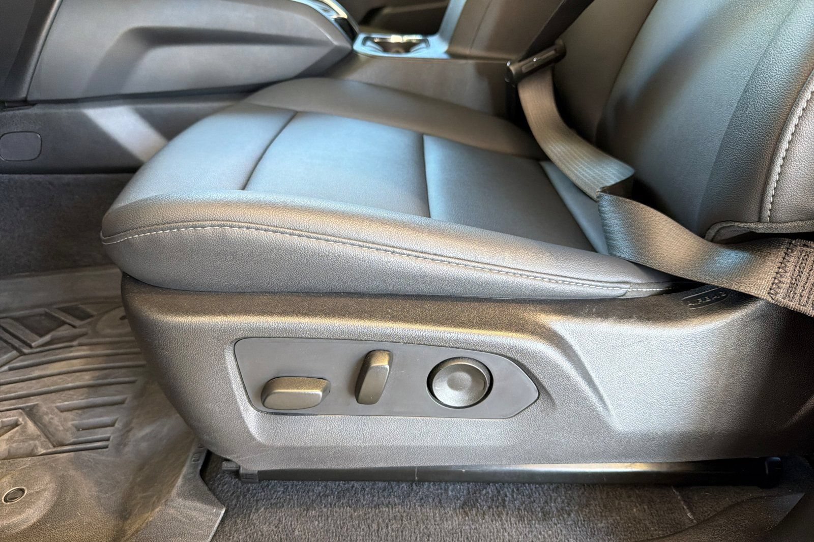Used 2024 GMC Canyon Elevation w/ Elevation Premium Package RWD image 13