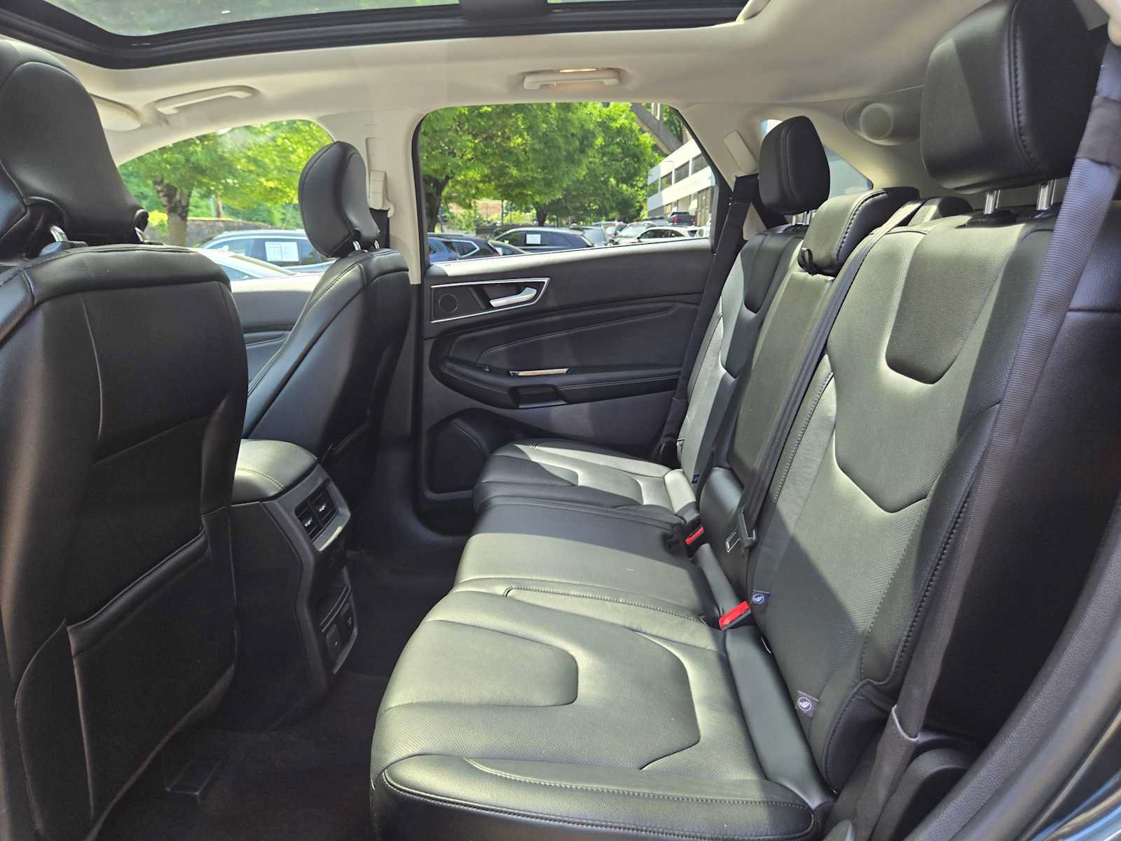 Used 2015 Ford Edge Titanium w/ Equipment Group 302A AWD/4WD image 15