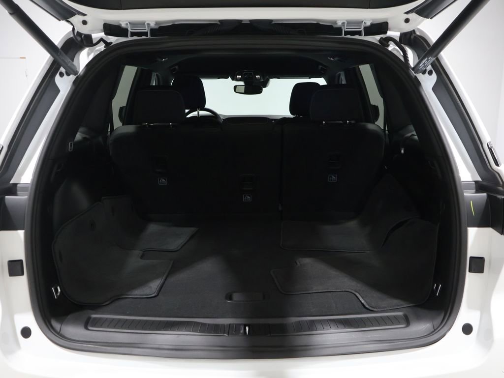 Used 2025 Jeep Grand Cherokee Laredo w/ Luxury Tech Group I image 4