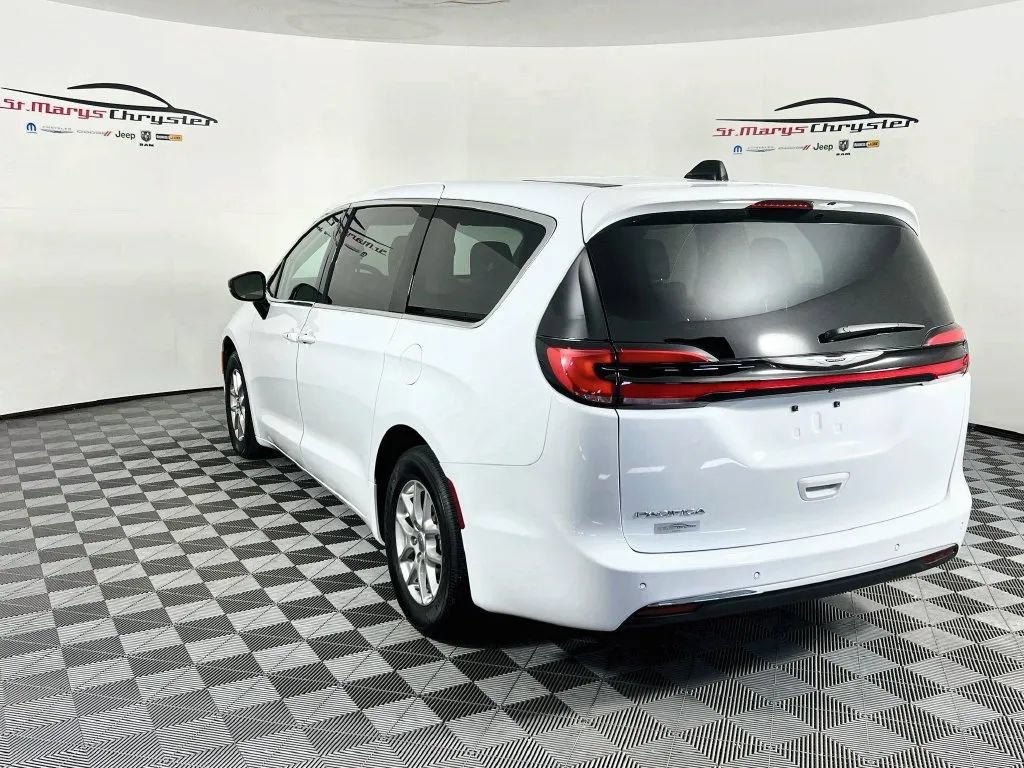 Used 2024 Chrysler Pacifica Touring-L FWD image 6