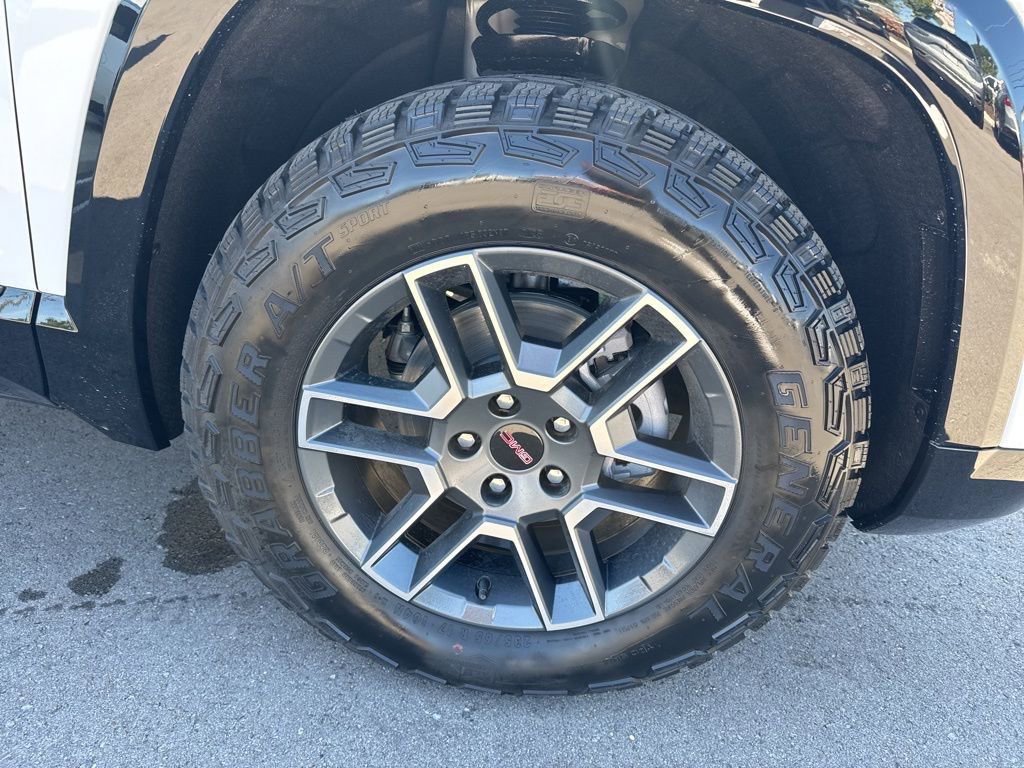 New 2026 GMC Terrain AT4 w/ LPO, Black Badging Package image 32