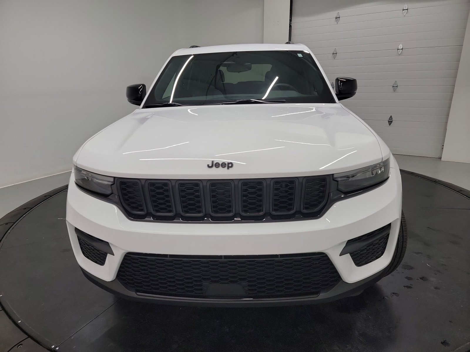 Used 2023 Jeep Grand Cherokee Altitude AWD/4WD image 2