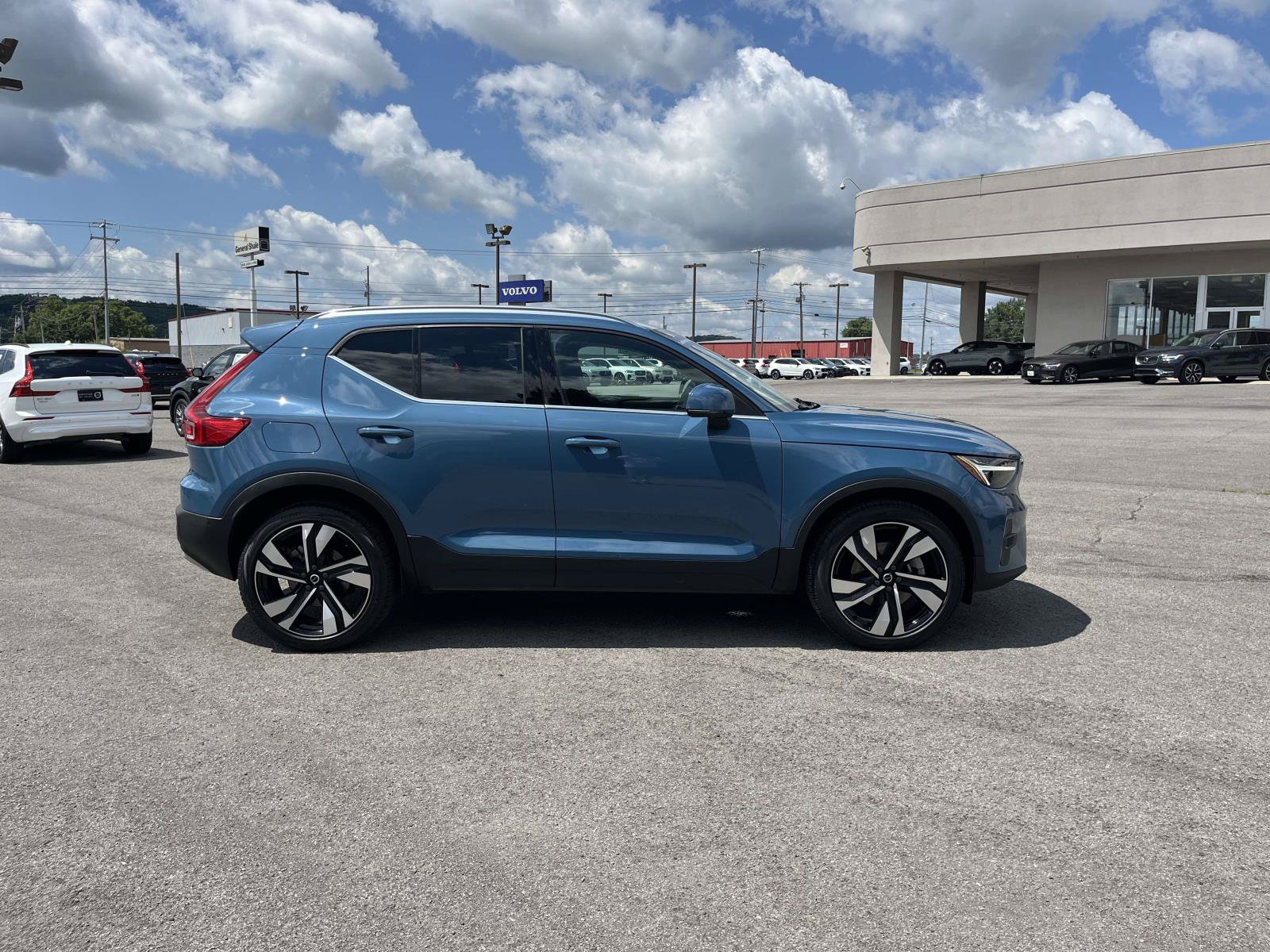 Certified 2024 Volvo XC40 B5 Plus w/ Protection Package Premier AWD/4WD image 4