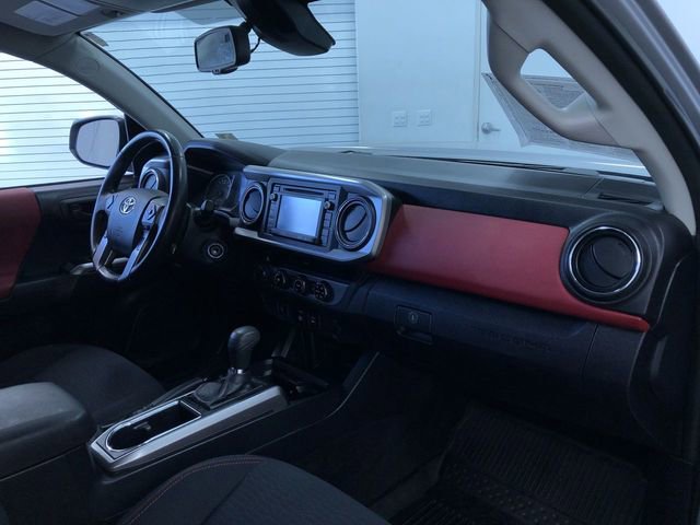 Used 2018 Toyota Tacoma SR5 AWD/4WD image 18