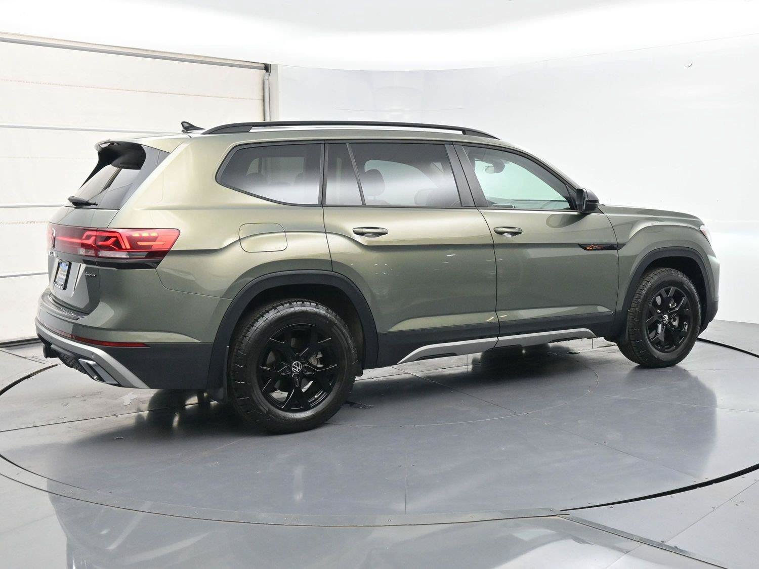 Used 2025 Volkswagen Atlas Peak Edition SE AWD/4WD image 31