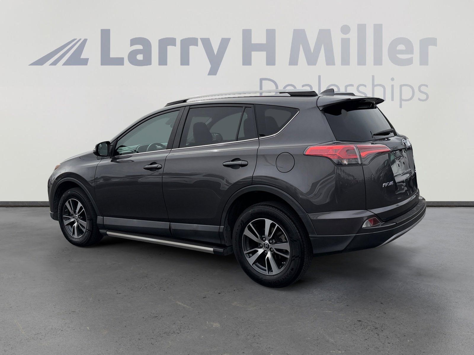 Used 2017 Toyota RAV4 XLE w/ Premium Special Value Package image 3