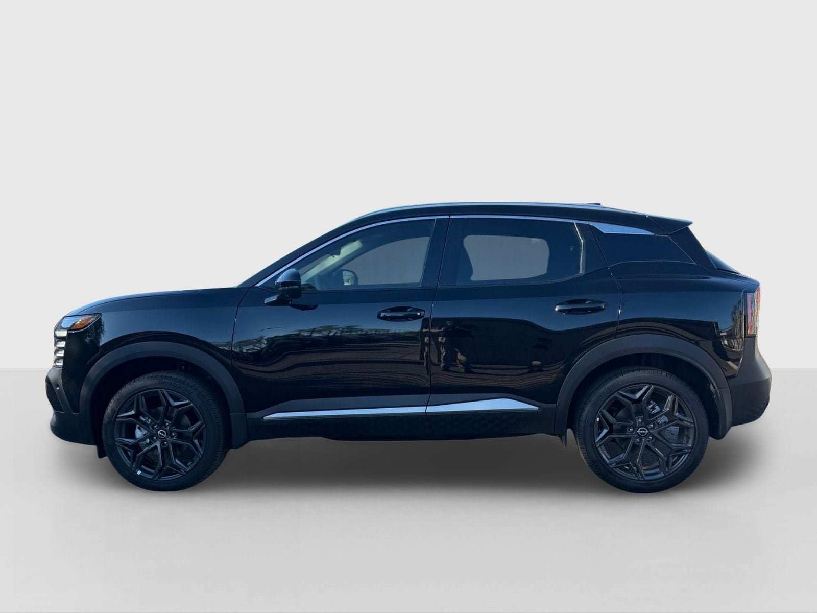 New 2026 Nissan Kicks SR FWD image 2