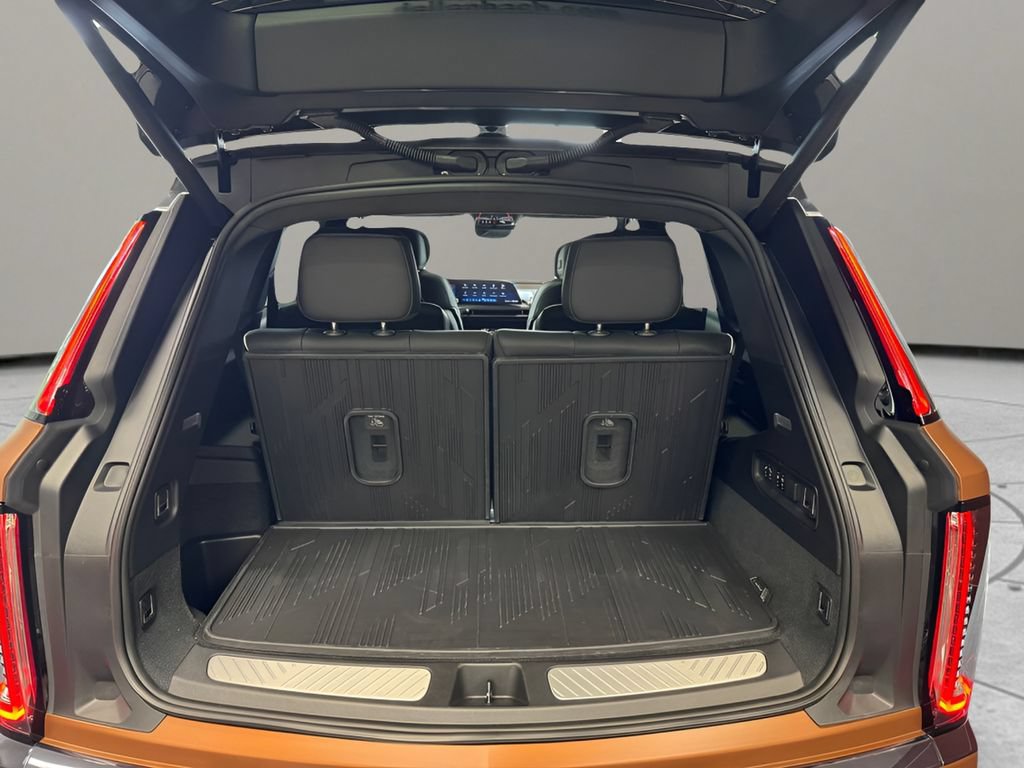 New 2027 Cadillac Vistiq Luxury w/ LPO, Floor Liner Package AWD/4WD image 15