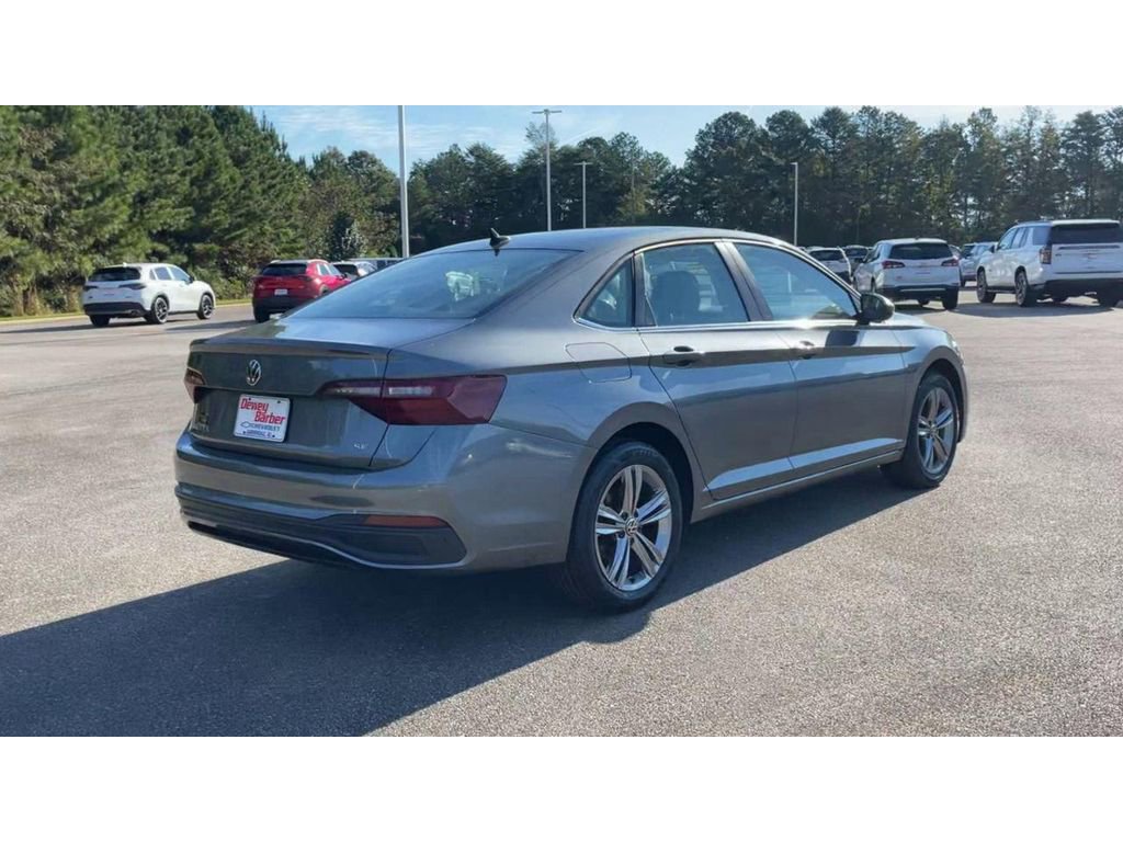 Used 2024 Volkswagen Jetta SE image 2