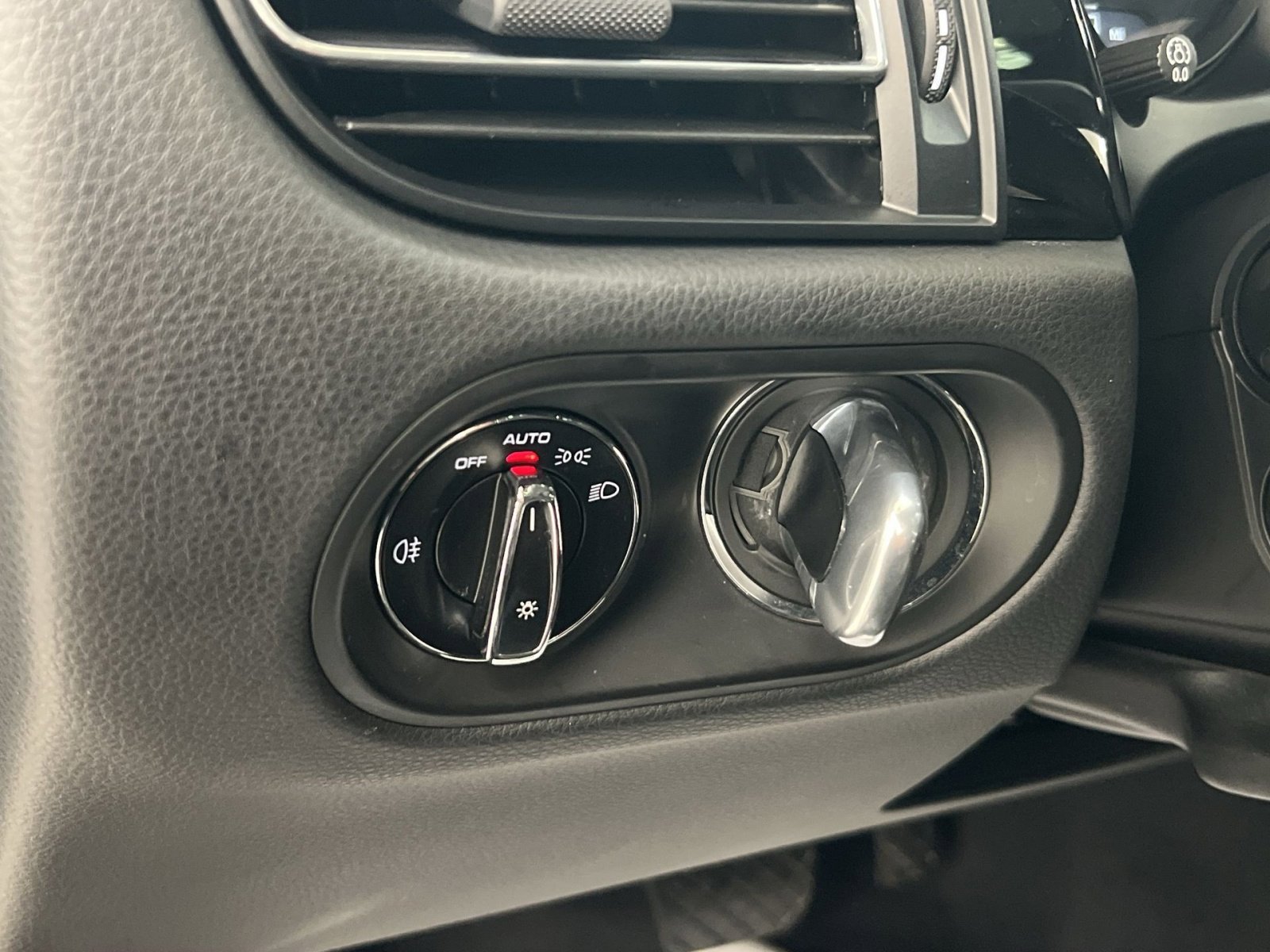 Used 2024 Porsche Macan Base image 30