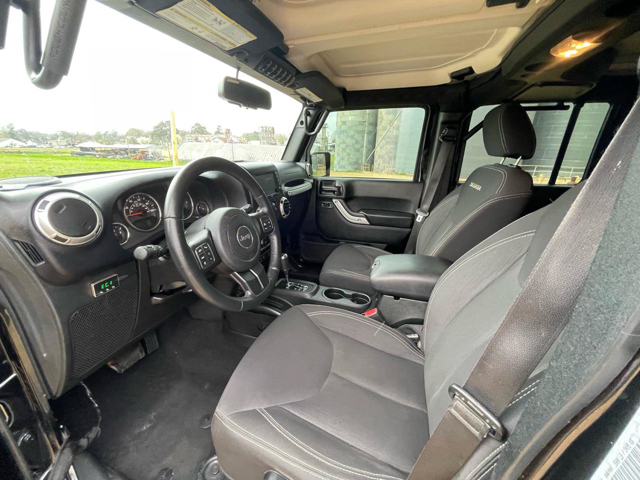 Used 2018 Jeep Wrangler Unlimited Sahara w/ Connectivity Group AWD/4WD image 9