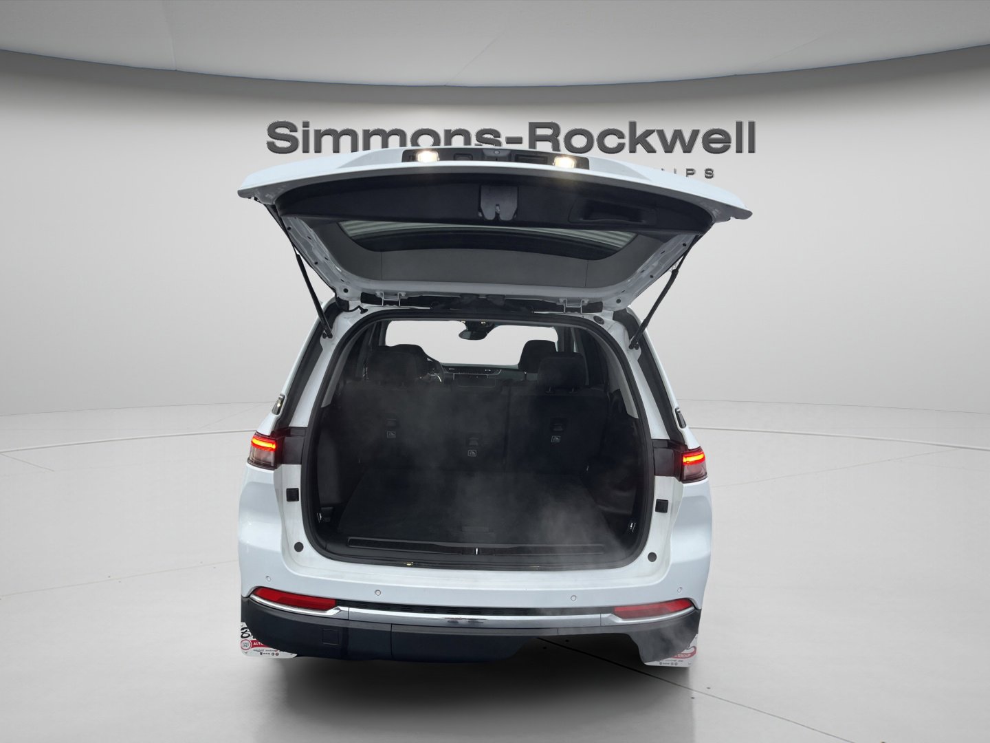 Used 2023 Jeep Grand Cherokee Laredo X image 10