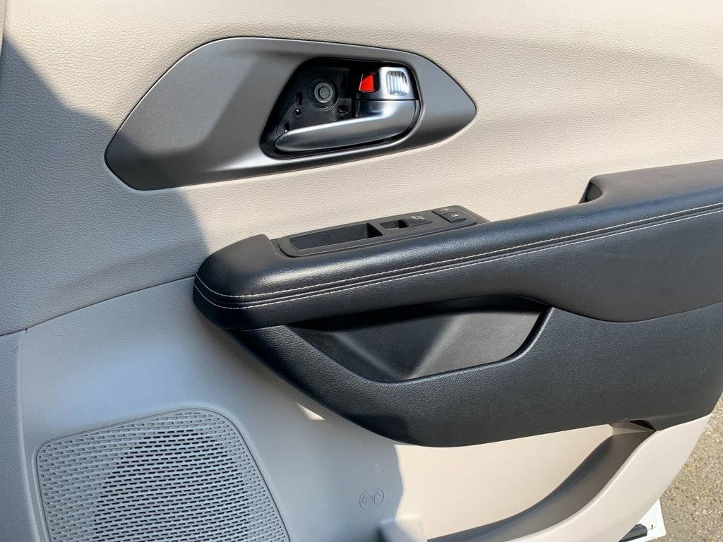 Used 2022 Chrysler Pacifica Touring-L FWD image 21
