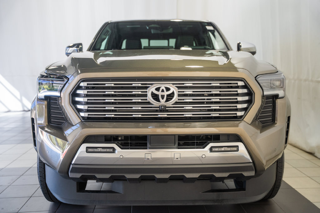 Used 2025 Toyota Tacoma Limited AWD/4WD image 2