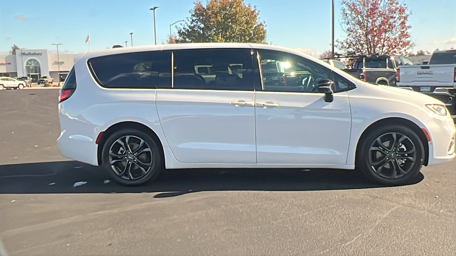 New 2026 Chrysler Pacifica Select image 2