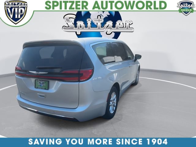 Used 2024 Chrysler Pacifica Touring-L FWD image 9