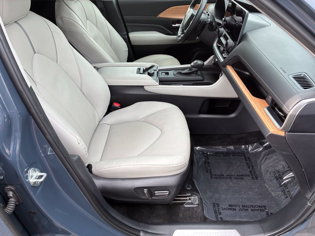 Used 2025 Toyota Grand Highlander AWD image 36