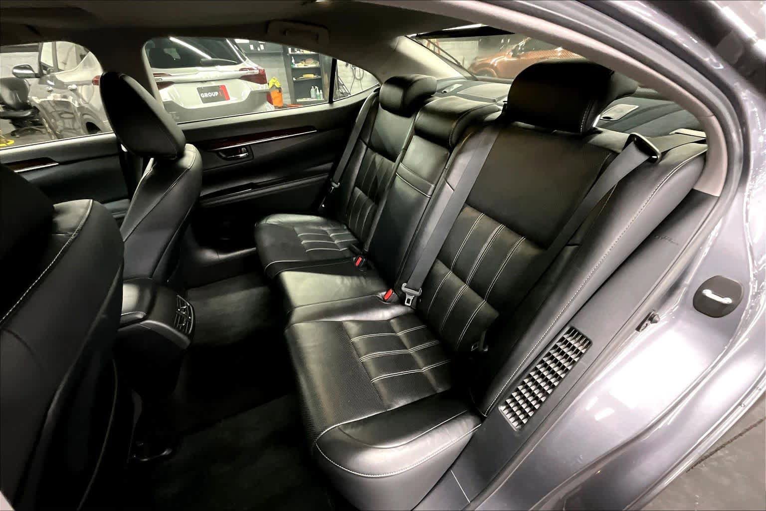 Used 2016 Lexus ES 300h w/ Luxury Package w/Wood Trim image 19