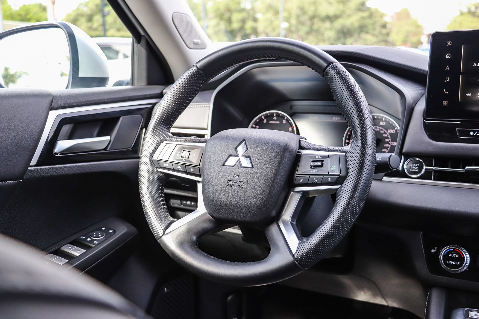 Used 2025 Mitsubishi Outlander SE FWD image 16