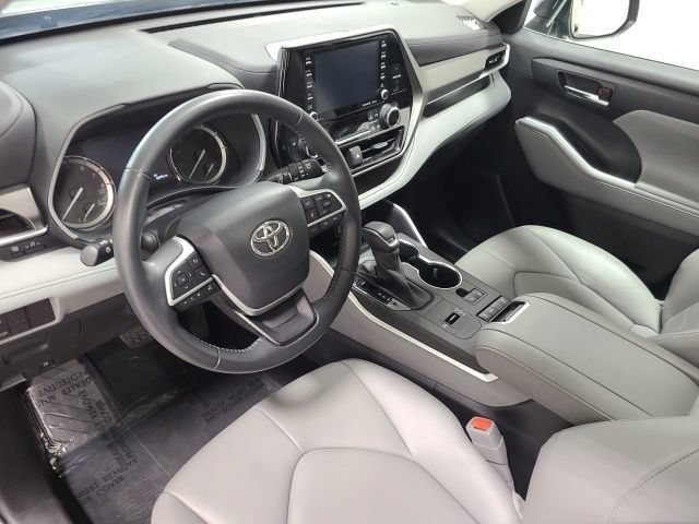 Used 2022 Toyota Highlander XLE FWD image 23