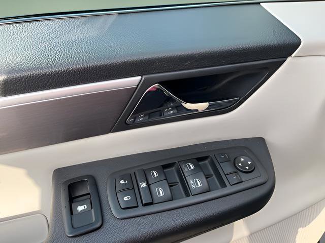 Used 2013 Volkswagen Routan SE image 10