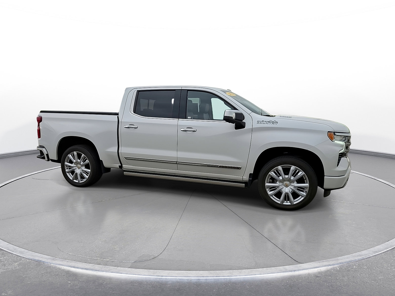 Used 2022 Chevrolet Silverado 1500 High Country w/ High Country Premium Package AWD/4WD image 2