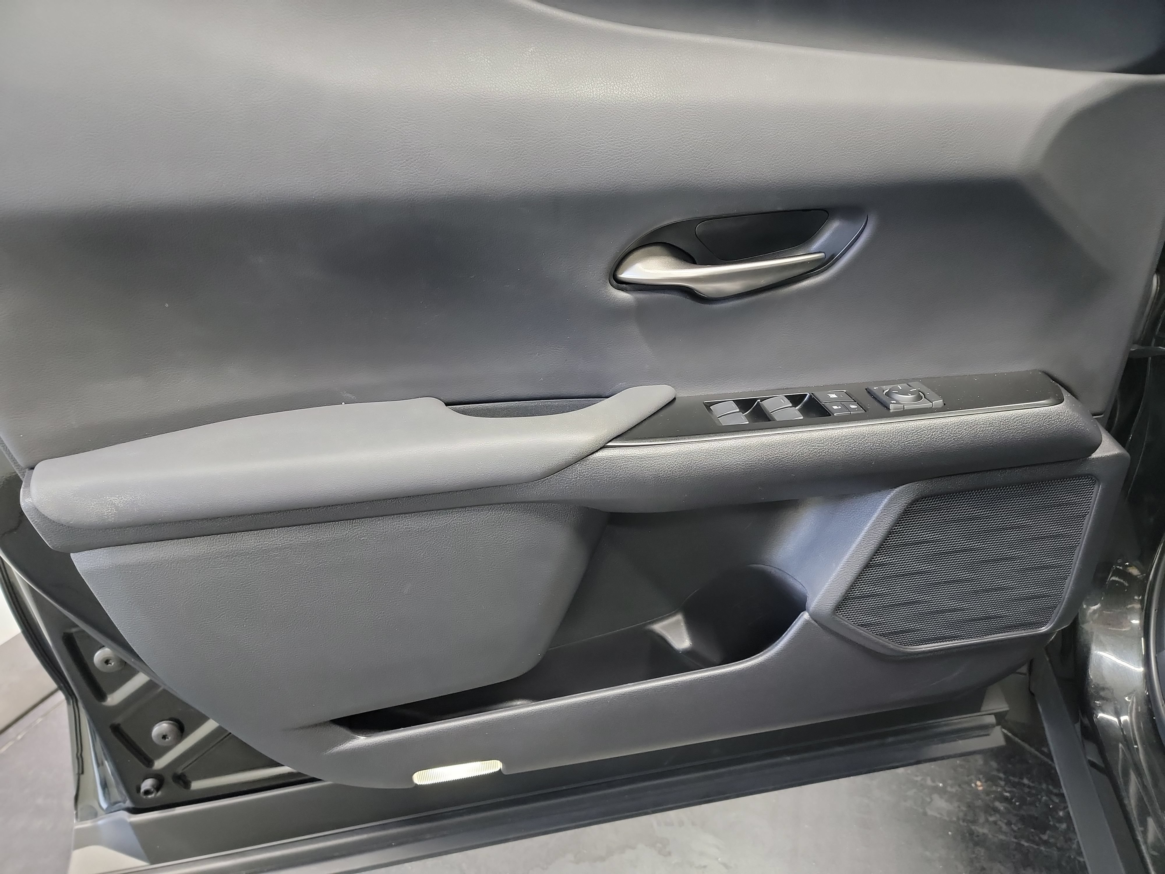 Used 2022 Lexus UX 200 w/ Premium Package FWD image 13