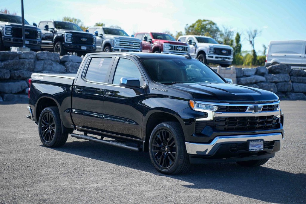 Used 2023 Chevrolet Silverado 1500 LT AWD/4WD image 3