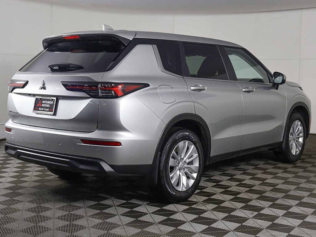 New 2026 Mitsubishi Outlander ES image 9