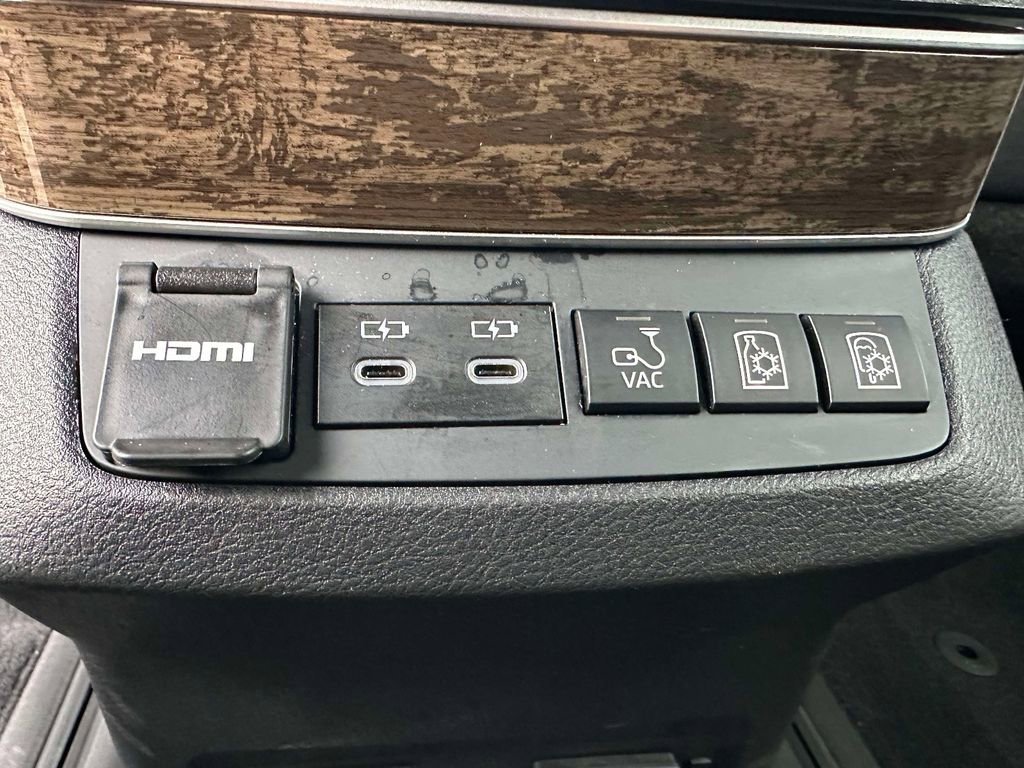 Used 2025 Toyota Sienna Platinum image 17