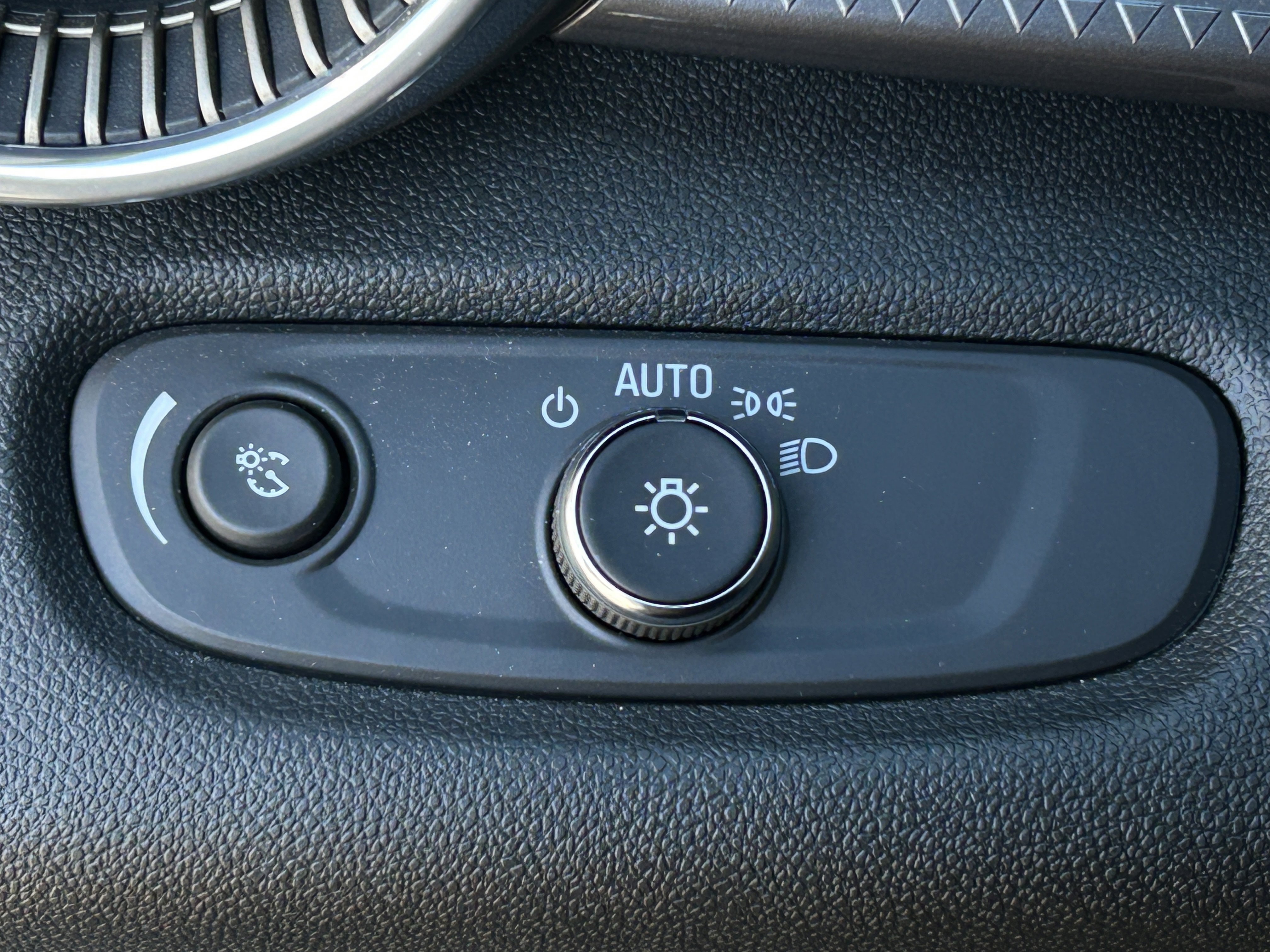 Used 2024 Chevrolet Trax ACTIV w/ Sunroof Package image 24