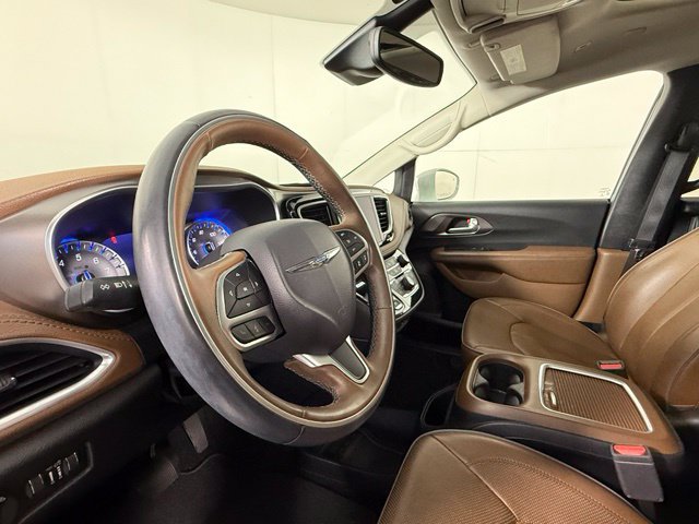 Used 2018 Chrysler Pacifica Limited w/ Tire & Wheel Group FWD image 6