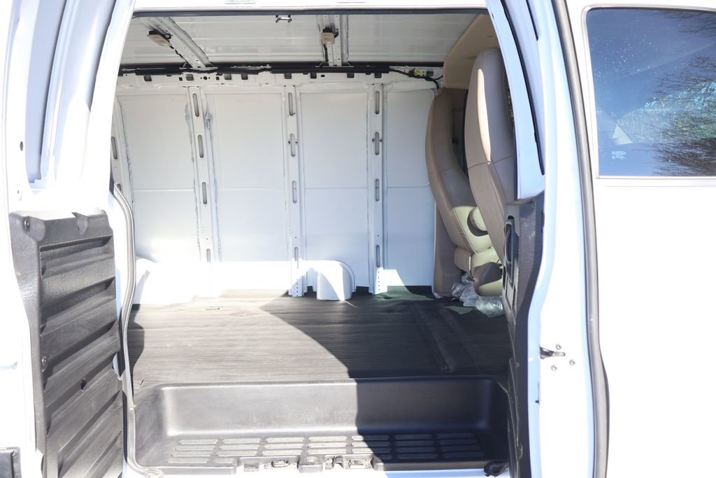 Used 2022 Chevrolet Express 3500 w/ Driver Convenience Package image 38