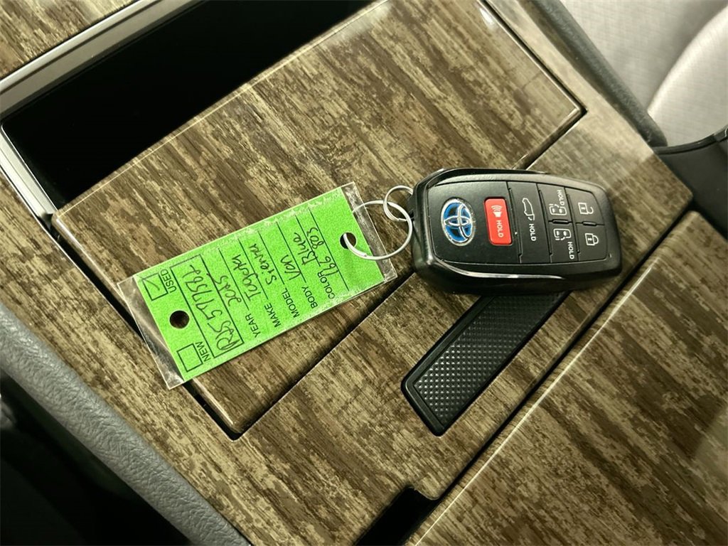 Used 2025 Toyota Sienna Platinum image 19