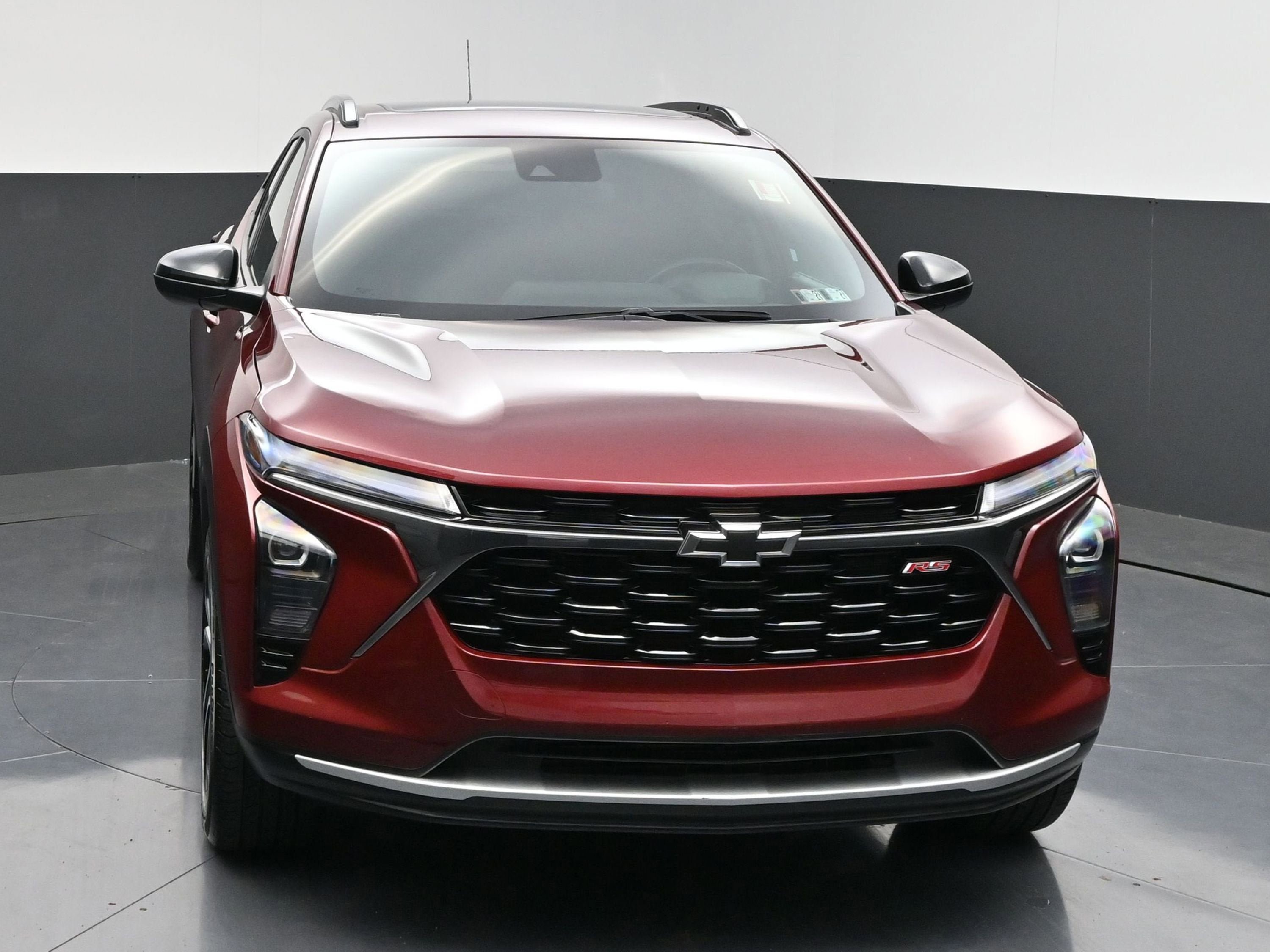 Used 2024 Chevrolet Trax RS w/ Sunroof Package FWD image 2